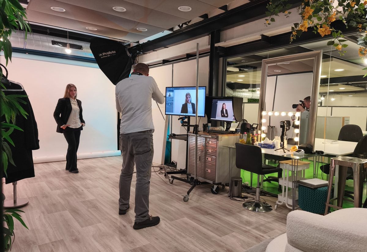 Le studio Paris Photo Studio en séance — photographe, éclairage Profoto et espace maquillage à Bastille